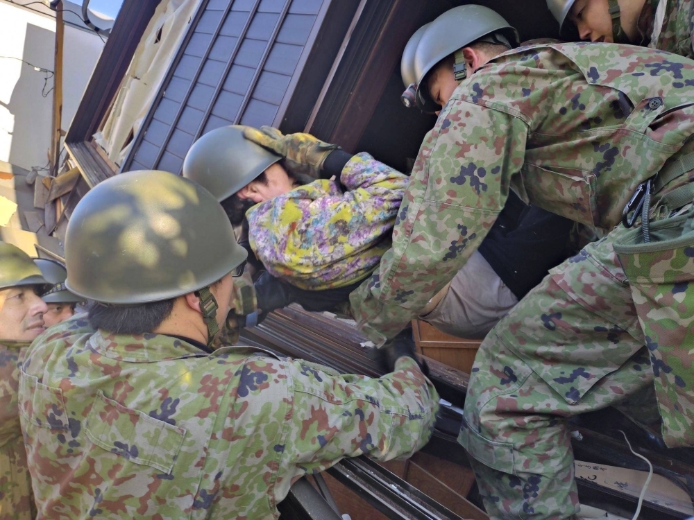Self-Defense Forces personnel conduct resuce operations in Wajima, Ishikawa Prefecture, on Tuesday. 