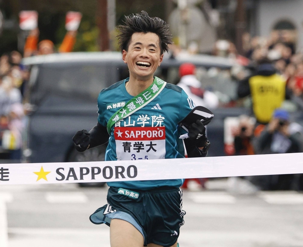 Aoyama Gakuin University takes a first-day lead of the annual two-day Tokyo-Hakone collegiate ekiden road relay on Tuesday.


