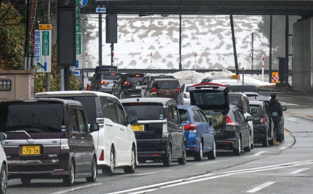 Congestion on the road leading to the center of Anamizu