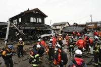 Rescue workers conduct a search operation in Suzu, Ishikawa Prefecture. | KYODO
