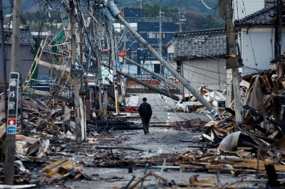 A man makes his way along Asaichi-dori street, which witnessed a fire following an earthquake, in Wajima, Ishikawa Prefecture, on Thursday.