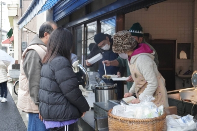 The owner of a seafood shop in Nanao, Ishikawa Prefecture, provides meals on Wednesday for residents affected by the massive earthquake that hit the region on New Year's Day.