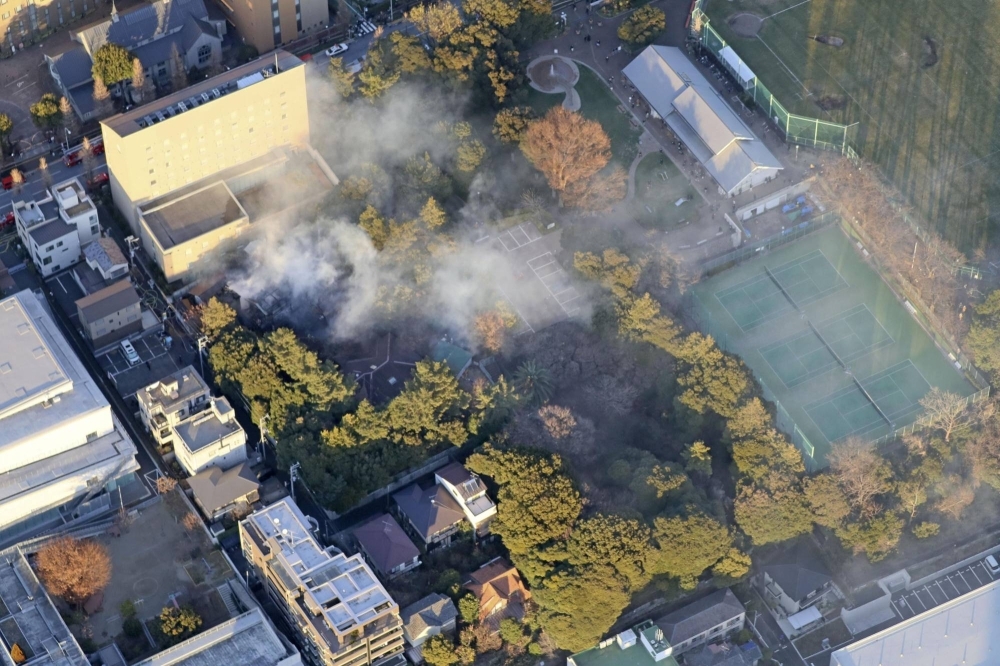 Smoke is seen at the residence of the late former Prime Minister Kakuei Tanaka in Tokyo's Bunkyo Ward on Monday.