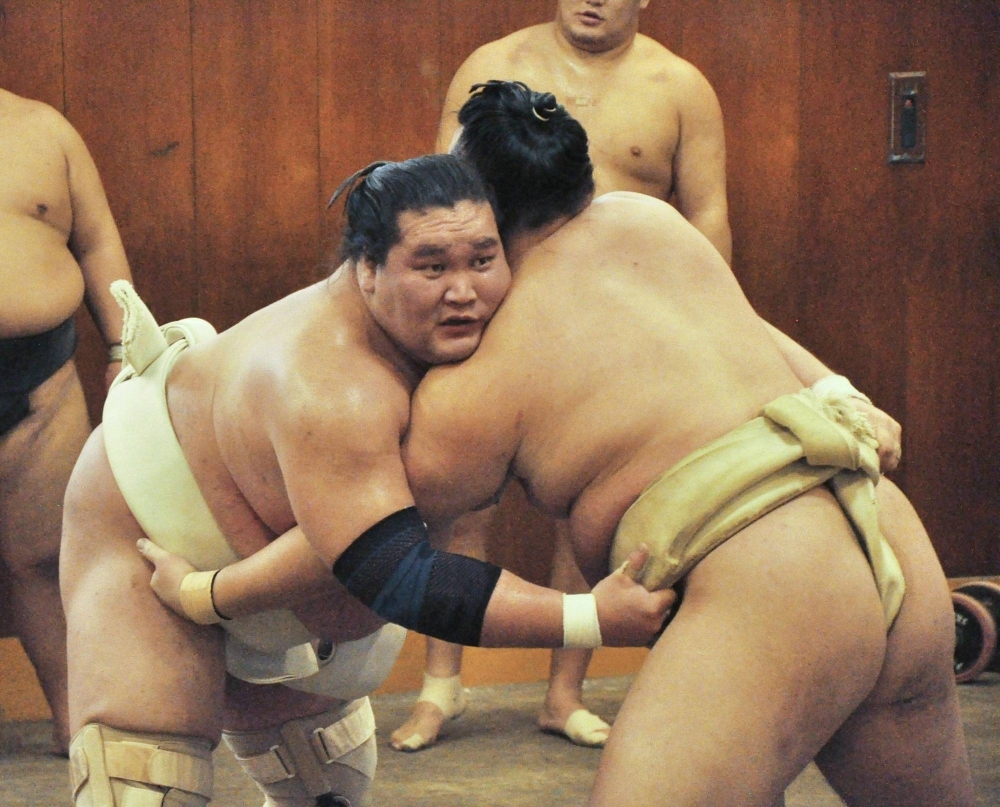 Yokozuna Terunofuji (left) practices at the Tokitsukaze sumo stable in Tokyo on Monday, ahead of the New Year Grand Sumo Tournament.