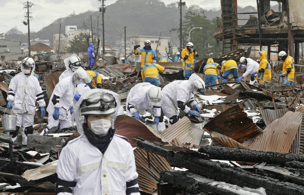 Police conduct a large-scale search at the Wajima Morning Market, which was destroyed by fire following the New Year's Day earthquake, in Wajima, Ishikawa Prefecture, on Tuesday.