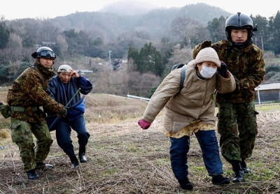 Self-Defense Force personnel taking part in the earthquake-relief efforts help residents in an isolated village in Ishikawa Prefecture on Saturday.