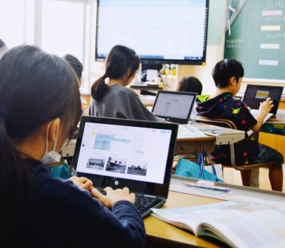 Pupils at Moromi Elementary School in the city of Okinawa use PCs during class to compile information they gather from textbooks and the internet.
