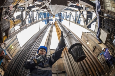 A worker guides drilling pipes on the Gazprom PJSC Chayandinskoye oil, gas and condensate field in Russia's Sakha Republic.