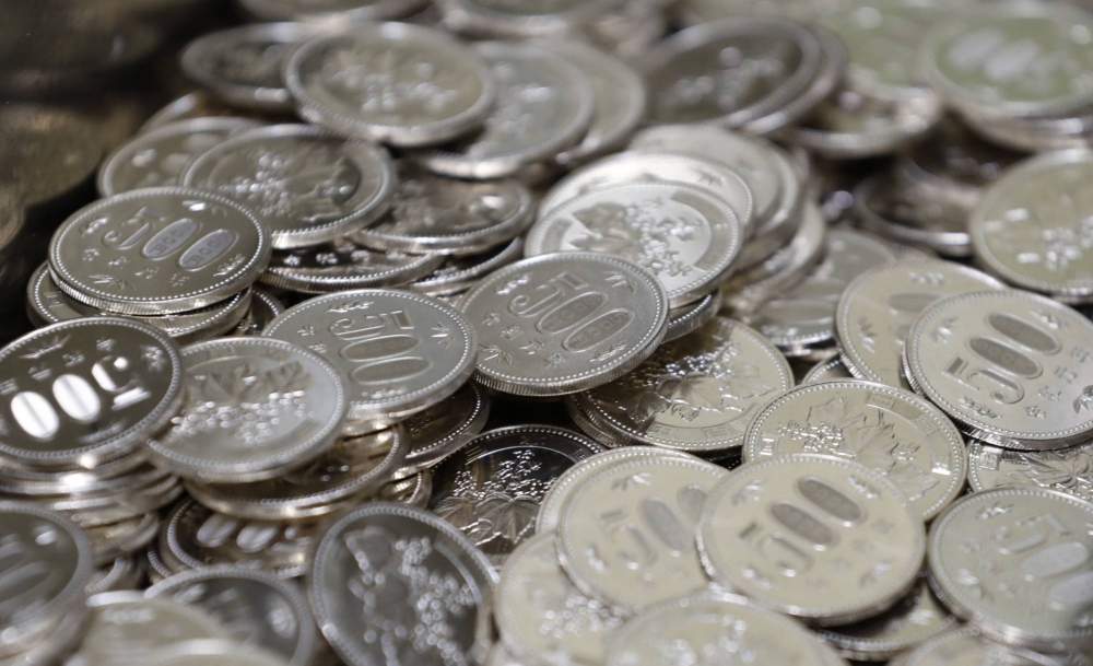 Who should foot the bill when it comes to making sure Japan's new ¥500 coin can actually be used as widely as the old one?