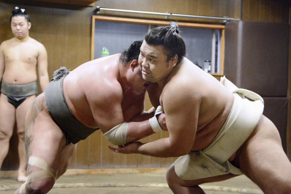 Yokozuna-hopeful Kirishima (right) during a training session in Tokyo earlier this month. 