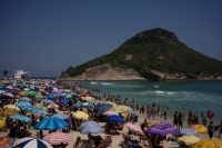 People cool off on a beach in Rio de Janeiro in November amid a heat wave. | AFP-JIJI