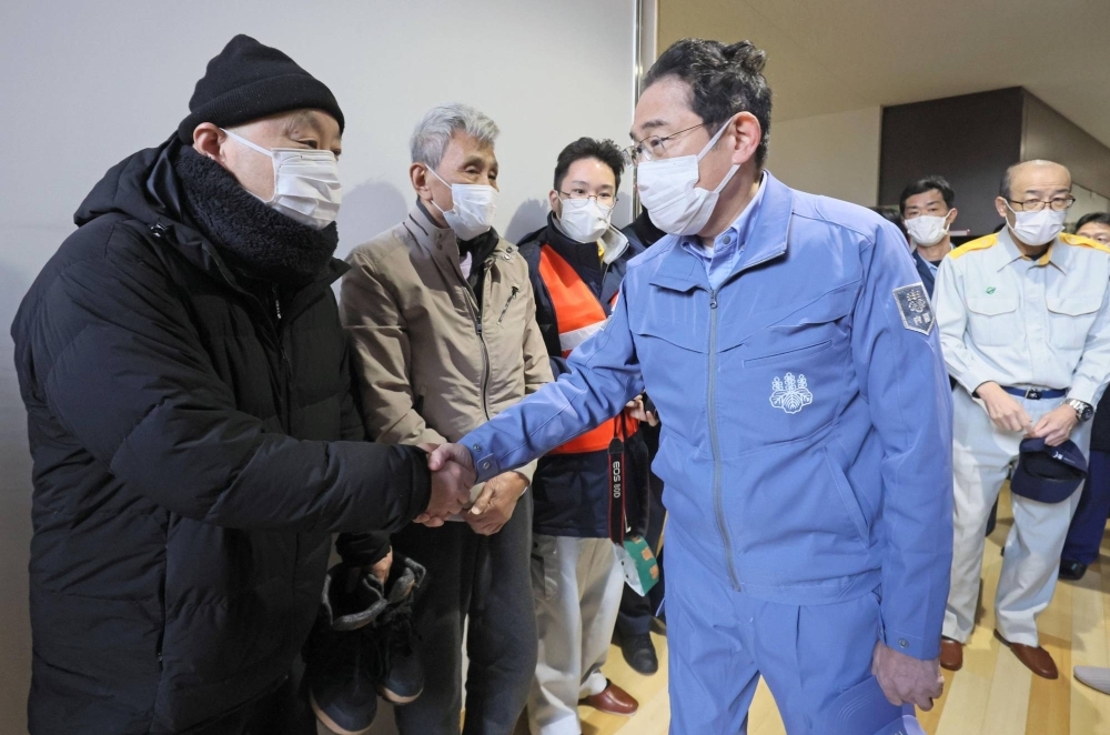 Prime Minister Fumio Kishida speaks with evacuees at a junior high school in Wajima, Ishikawa Prefecture, that is serving as an evacuation shelter, on Sunday.