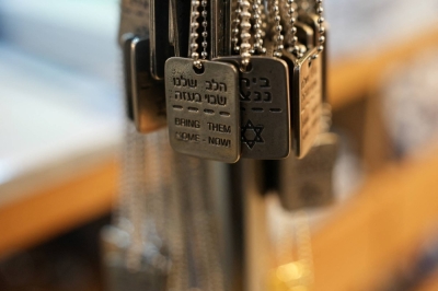 Military-style dog tags worn on neckchains have become a symbol of solidarity with Israeli hostages held in Gaza.