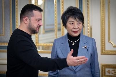 Foreign Minister Yoko Kamikawa (right) met with Ukrainian President Volodymyr Zelensky on her visit to Kyiv on Jan. 7.