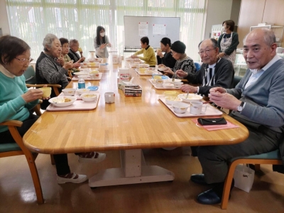 Participants take part in a 'senior cafeteria' event at a nursing home in Tokyo's Meguro Ward on Dec. 14.