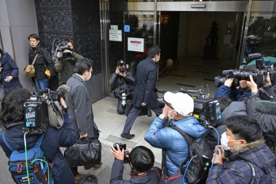 Prosecutors raid the office of the Liberal Democratic Party's Abe faction in Tokyo on Dec. 19. The decision to not indict the faction leaders comes after all underwent voluntary questioning by the special investigation department of the Tokyo prosecutor’s office.