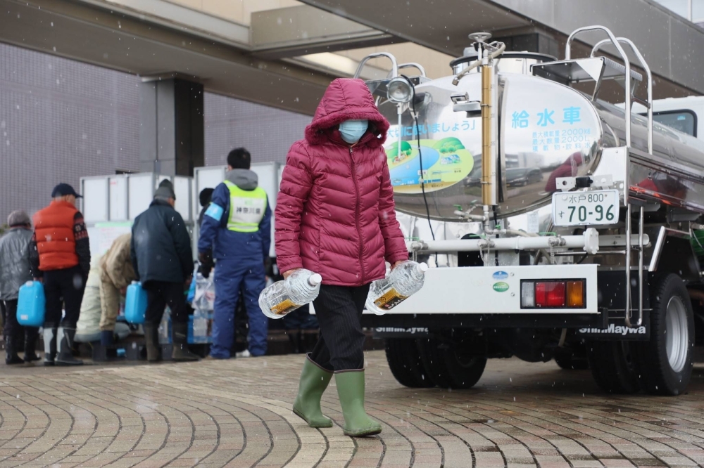 Residents receive water in Shika, Ishikawa Prefecture, on Monday.
