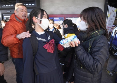 A junior high school student says goodbye to her parents in Wajima, Ishikawa Prefecture, on Wednesday before being transported to Hakusan where she and a few hundred other peers from the quake-hit city will continue their studies.