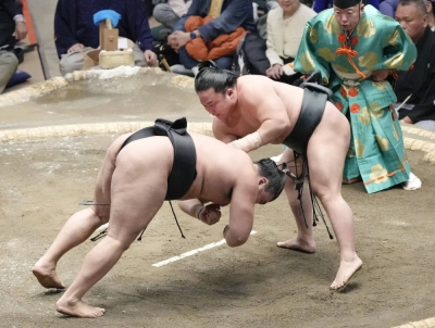 Midorifuji (right) defeats Kirishima at the New Year Grand Sumo Tournament on Wednesday.