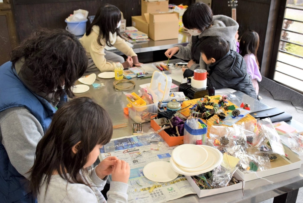 Children make handicrafts on Jan. 15 at a local community center on the island of Notojima, part of the city of Nanao in Ishikawa Prefecture.