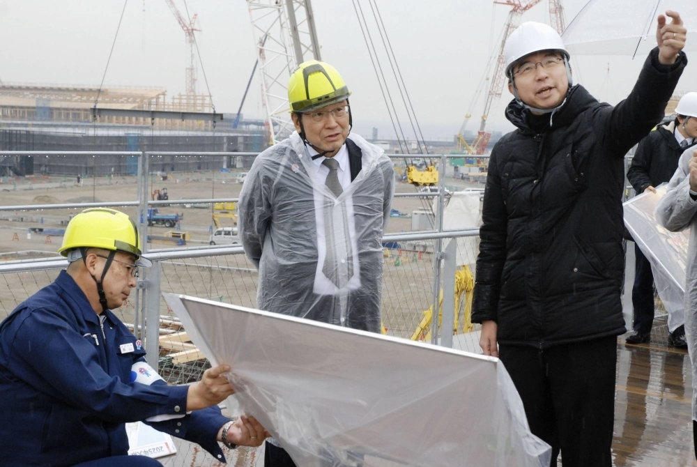 Keidanren Chair Masakazu Tokura (center) visits the 2025 Osaka-Kansai Expo site on Thursday.