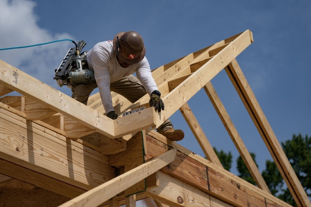 A worker builds a home in Lillington, North Carolina, in June. Appetite among Japanese companies in the U.S. homebuilding market is growing as they struggle with a declining population at home.