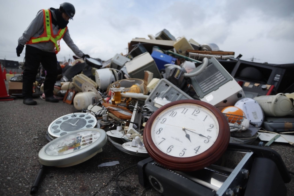 A clock thrown away at a trash site in Nanao, Ishikawa Prefecture, on Monday shows the approximate time that an earthquake hit the area on Jan. 1.