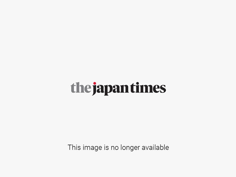 JAXAの山中宏理事長（右）は、土曜日の月面着陸後の記者会見で他のJAXA関係者らと話す。 