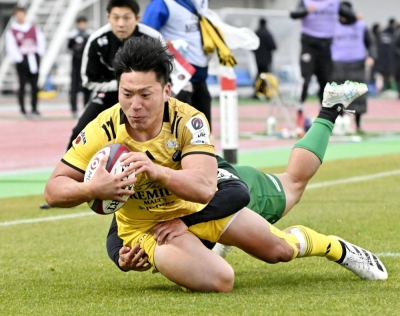 Sungoliath center Shogo Nakano dives for a game-winning try on Saturday as Tokyo defeated Sagamihara. 