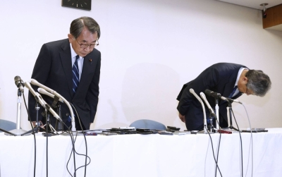 Ryu Shionoya (left), chairman of the Abe faction, and former parliamentary affairs chief Tsuyoshi Takagi bow during a news conference on Friday in Tokyo.