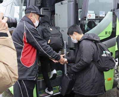 Junior high school students board a bus in Suzu, Ishikawa Prefecture, for a mass relocation to Kanazawa on Sunday.