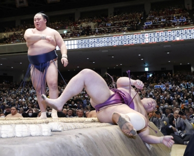 Tamawashi gave Asanoyama his first loss of the New Year Grand Sumo Tournament on Sunday at Ryogoku Kokugikan in Tokyo. 
