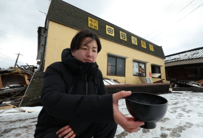 Takahiro Taya, the 10th-generation representative of lacquerware shop Taya Shikkiten in Wajima, Ishikawa Prefecture, holds a lacquerware bowl discovered from a workshop destroyed by a quake on New Year's Day.