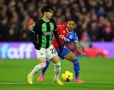 Brighton & Hove Albion's Kaoru Mitoma (left) in action with Crystal Palace's Nathaniel Clyne at Selhurtst Park, London, on Dec. 21. Mitoma has not played since hurting his ankle in the game, which ended in a 1-1 draw.