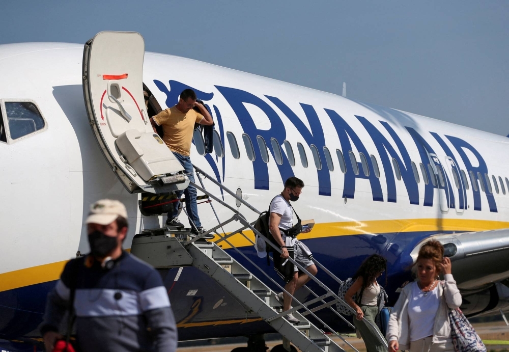 In 2009, Ryanair explored the idea of ​​ripping apart the seats to create a standing cabin that could cram more people into.