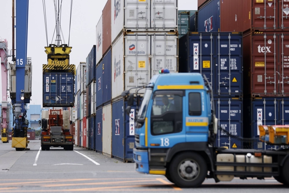 The value of Japan's exports rose at the fast pace in a year in December, propelled by shipments to China growing for the first time in over a year and record sales to the United States.