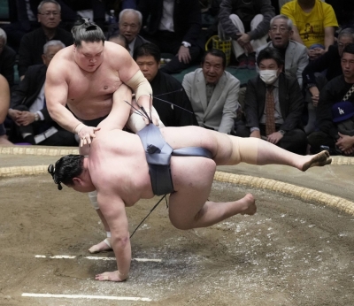 Terunofuji (back) knows what it’s like to overcome setbacks, having won two of his eight titles after middling starts to a tournament. 