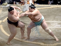 Kotonowaka (right), defeats Oho at the New Year Grand Sumo Tournament in Tokyo on Wednesday. | Kyodo