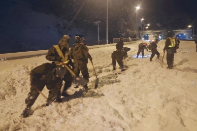 Ground Self-Defense Force members remove snow on a section of the Meishin Expressway in Gifu Prefecture on Wednesday.