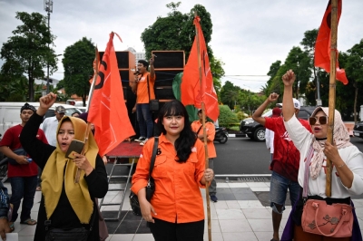 Anindya Shabrina Prasetiyo (center), a Labour Party legislative candidate in the upcoming general election, attends a rally on Jan. 19 in front of City Hall in Surabaya. Indonesia's presidential and legislative elections next month will see more than 200 million people eligible to vote, with slightly more than half of them women according to the country's election commission, yet with much fewer women representing them.