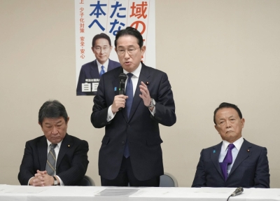 Liberal Democratic Party Secretary-General Toshimitsu Motegi (left), Prime Minister Fumio Kishida and the party's vice president, Taro Aso, attend a party reform panel in Tokyo on Tuesday.
