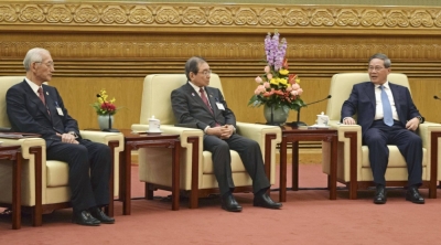 Masakazu Tokura (center), chairman of Keidanren, meets with Chinese Premier Li Qiang (right) in Beijing on Thursday along with members of a Japanese business delegation.