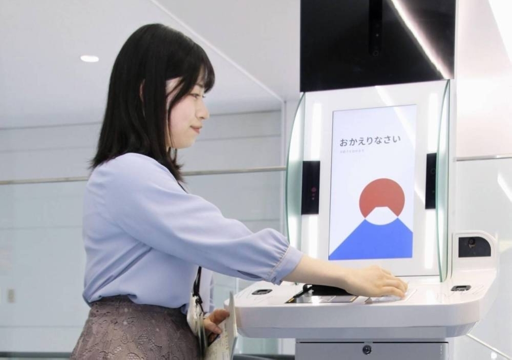 New electronic stands for immigration and customs are planned to be introduced at Tokyo's Haneda Airport, with a two-month trial starting on Jan. 31.