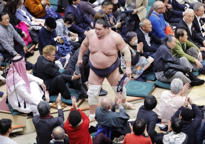 Terunofuji has worked his way into a three-way tie for the lead after a slow start to the New Year Grand Sumo Tournament. 