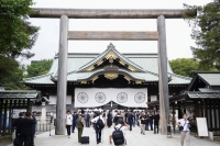 The Defense Ministry has punished senior GSDF officials over the use of an official vehicle to visit Tokyo's war-linked Yasukuni Shrine, but said that since the trip was a private one and "based on their free will," it was not subject to any penalty.  | 
　東京・九段北の靖国神社