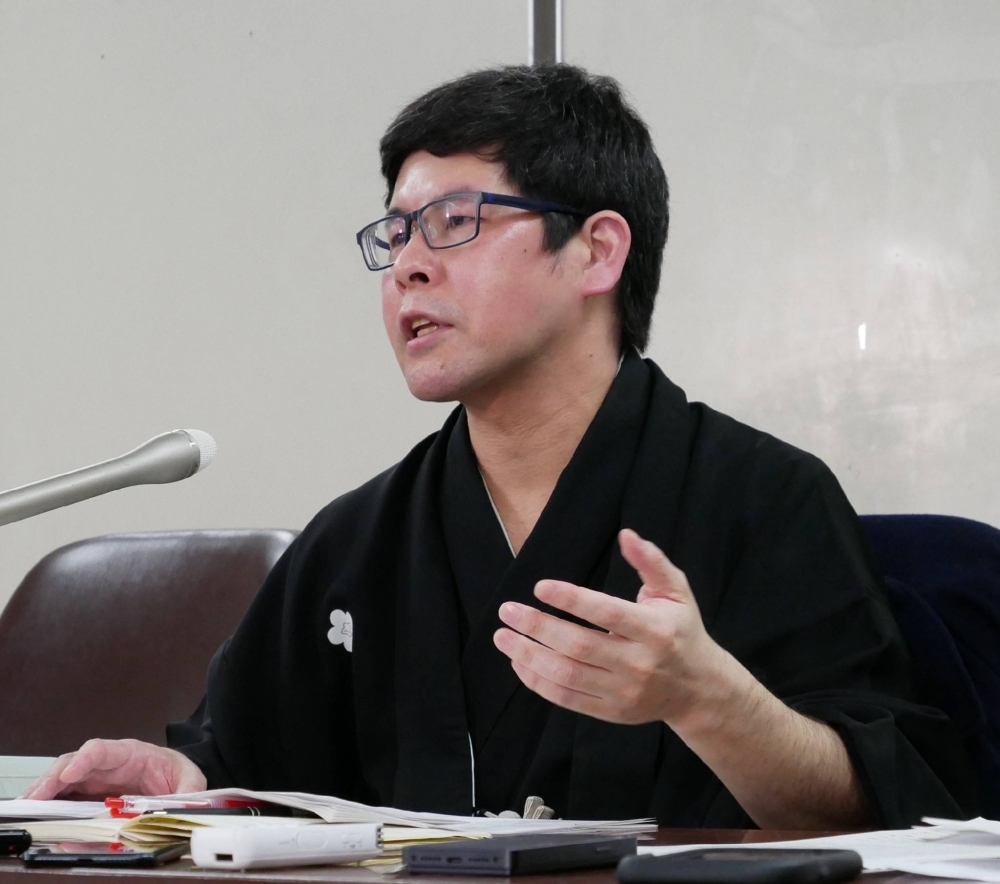 Bajaku Yoshiwara, a former pupil of "rakugo" storyteller Sanyutei Enka IV, speaks to reporters on Friday.