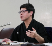 Bajaku Yoshiwara, a former pupil of "rakugo" storyteller Sanyutei Enka IV, speaks to reporters on Friday. | JIJI 
