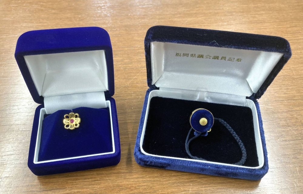 Gold badges distributed to Fukuoka Prefectural Assembly members after the April 2023 election. The prices for both types doubled from four years ago.