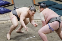 Aonishiki (left) competes at Ryogoku Kokugikan on Friday. | KYODO