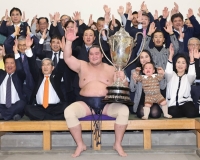 Yokozuna Terunofuji won his ninth Emperor's Cup at the New Year Grand Sumo Tournament on Sunday. | KYODO